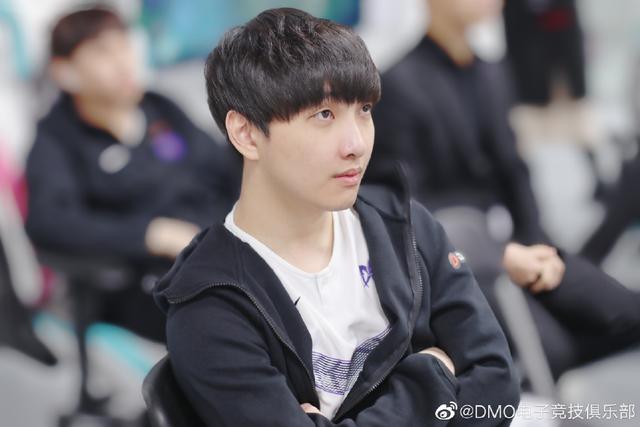 兮夜和大舅子在we效力了很久,一直从未离开,他们曾经辉煌过,但也失落