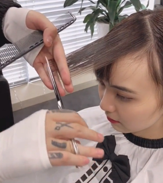 大额头女孩理发,剪完一款发型后像是换了个人网友:理发师加鸡腿