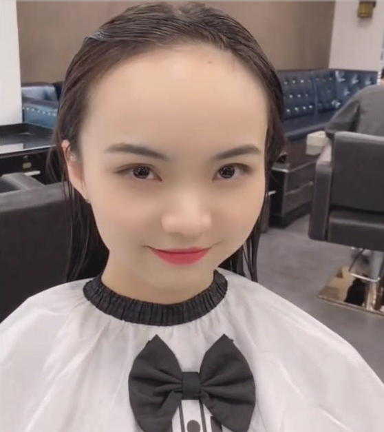 大额头女孩理发,剪完一款发型后像是换了个人网友:理发师加鸡腿