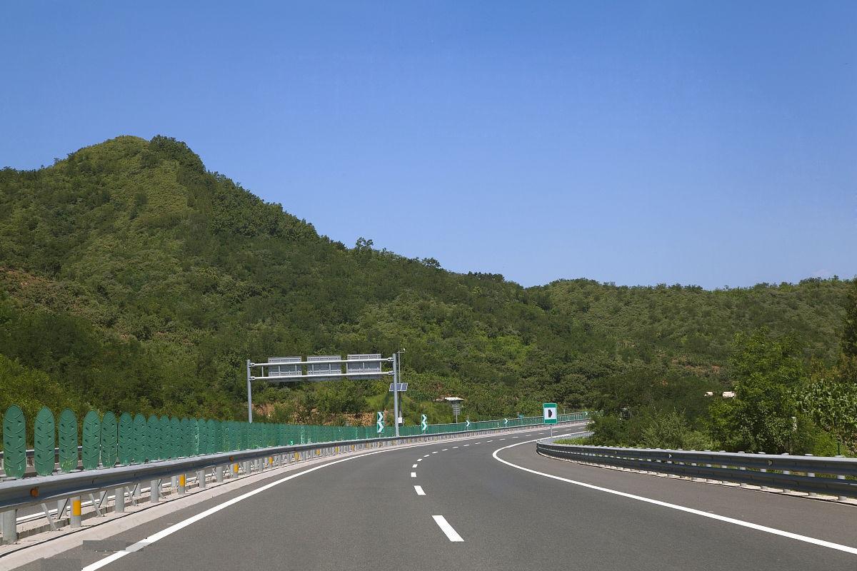 高速上行车错过出口要怎么办?老司机提示:照我说的做就不会吃亏