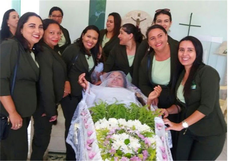 国外女子为自己举办葬礼,邀来众朋友参与,自称只为贪图好玩