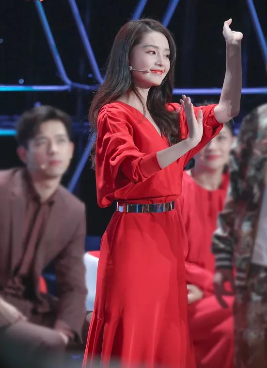 而李沁在跳舞的过程中,身后的李现也仿佛看直了眼,一直都盯着李沁在看