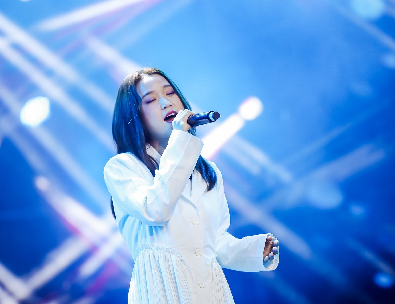 骆蕾慵懒嗓音亮相重庆大剧院拜新年 坚持初心用音乐诉说成长故事|中国