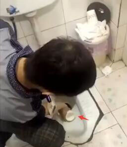 正文   美女从大便池里舀水,结果一饮而尽,画面让人难受,原因让人愤怒