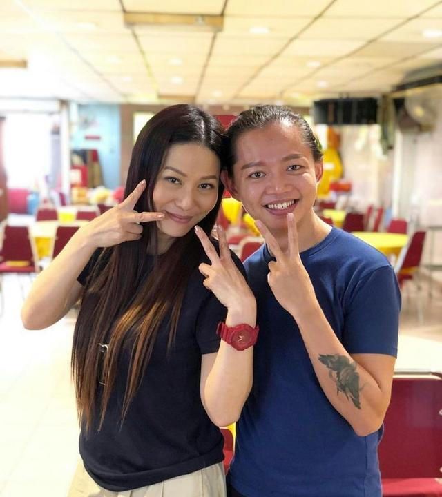 44岁滕丽名近照超美与老公低调恩爱多年