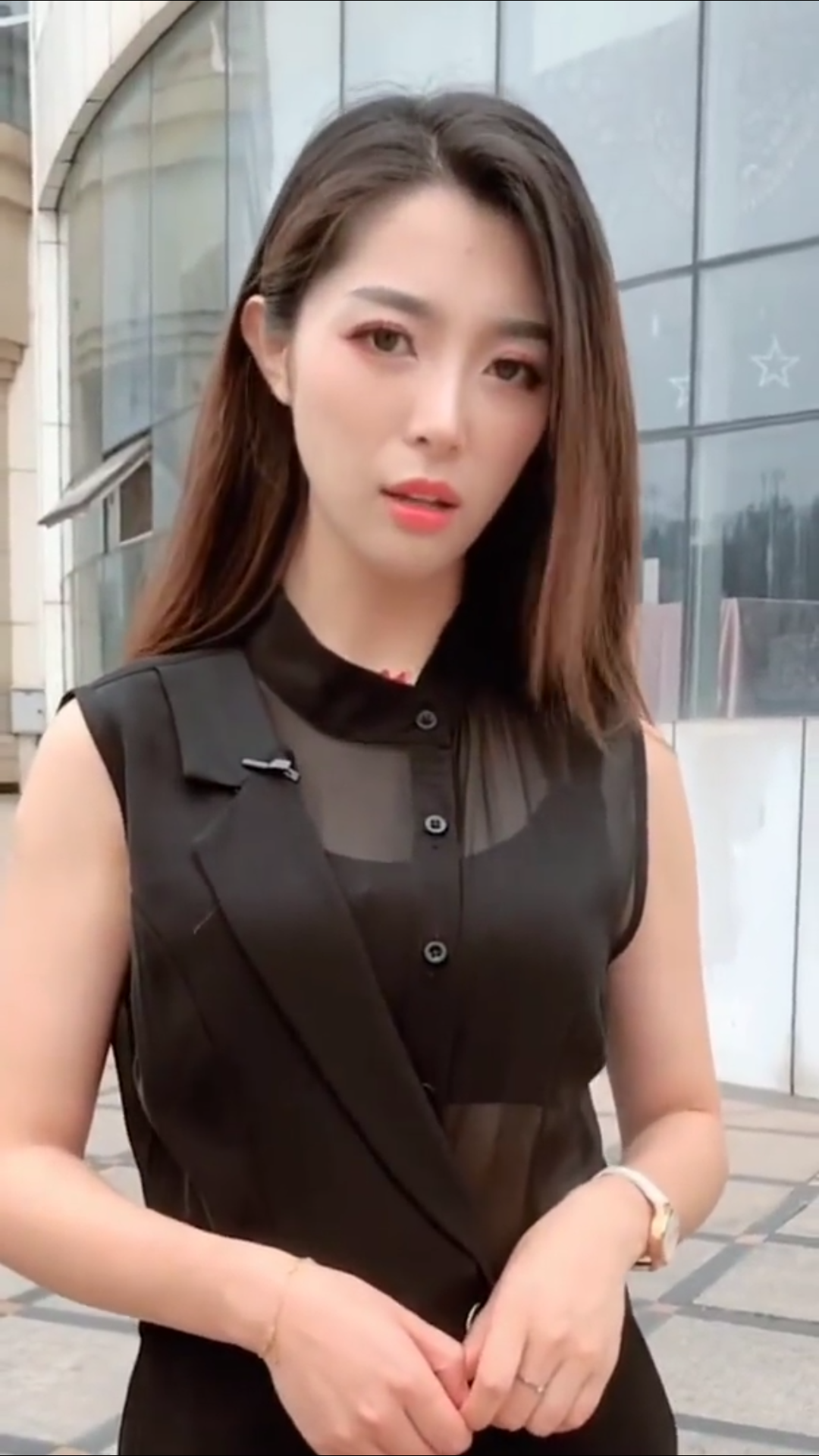 小区里穿黑色衣服的美女很有气质
