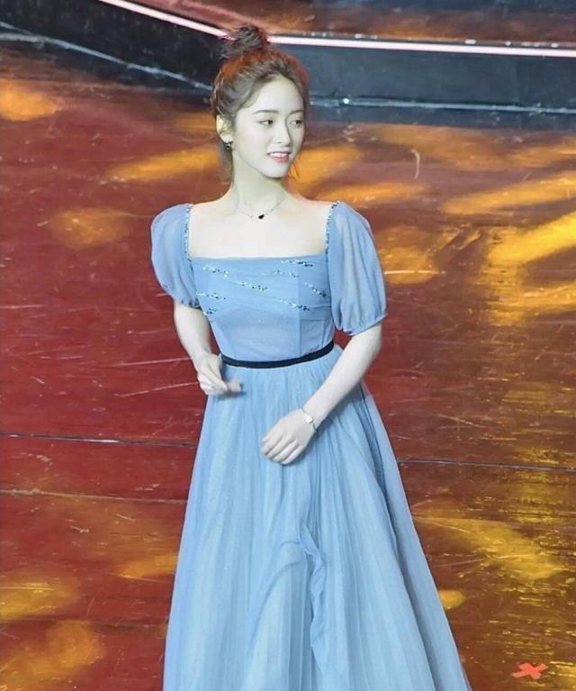 沈月早瘦了!可到这一刻她才找到红毯造型的正确打开方式