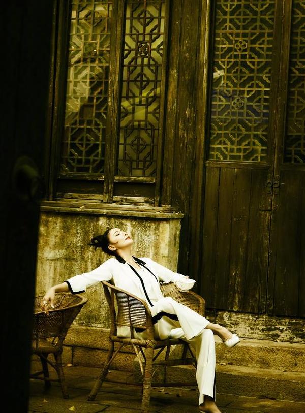 刘嘉玲晒苏州园林拍的写真,网友却曝内幕,她早卖了苏州亿万豪宅