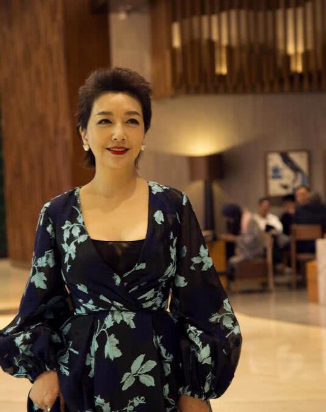 52岁江珊身材真丰满, 黑色内搭好似“没穿”, 不俗反而高级|江珊|内搭|身材_新浪新闻