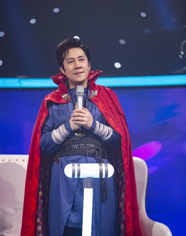 蔡国庆晒春晚后台合照,与易烊千玺陈伟霆等人同框丝毫不显老