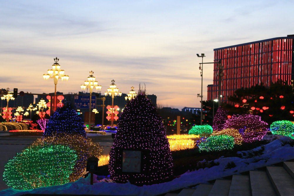 景观流光溢彩,向世人完美展现了鄂尔多斯的城市夜景之美