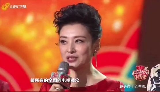 周涛第3次主持山东春晚主持片段曝光,造型没有去年“甜美”|周涛|春晚|片段_新浪新闻