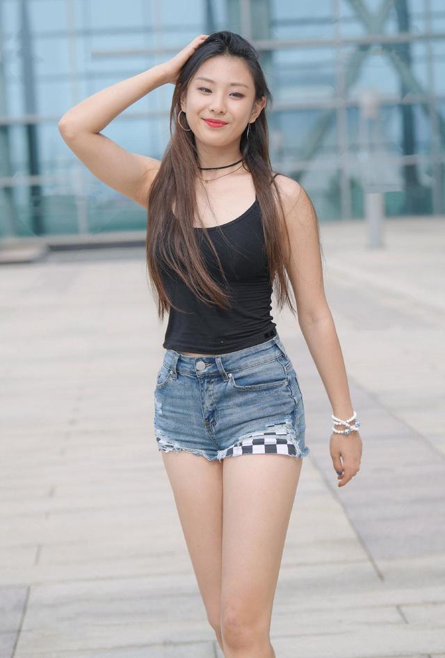 时尚不过黑配蓝,性感小姐姐吊带背心搭配热裤,致命的颜色