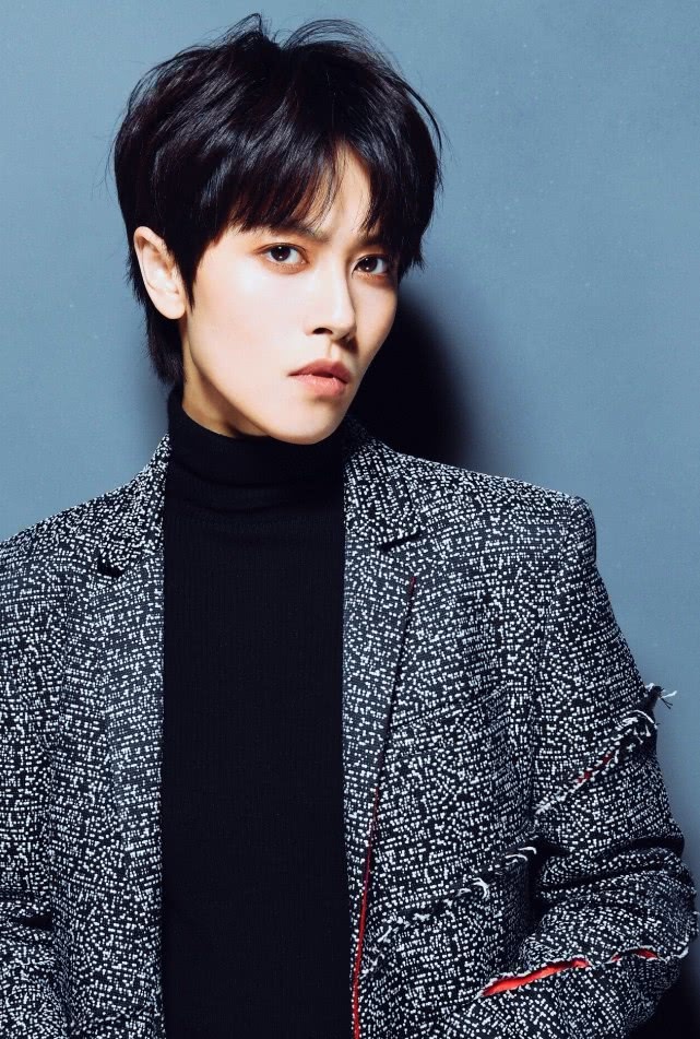 有一个酷girl叫邢恩,短发帅得分不清性别,随便一穿时髦爆了