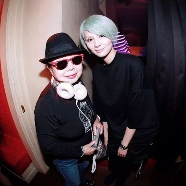 84岁老奶奶白天卖饺子晚上去夜店蹦迪成dj女王我一生无子又怎样