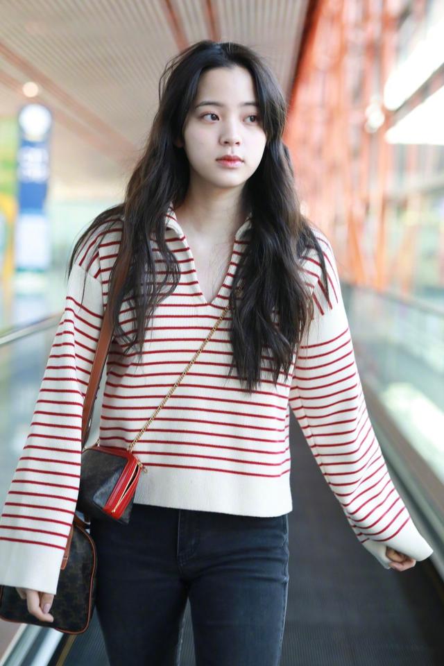欧阳娜娜红白条纹衫搭配黑色紧身牛仔裤,甜美少女力十足