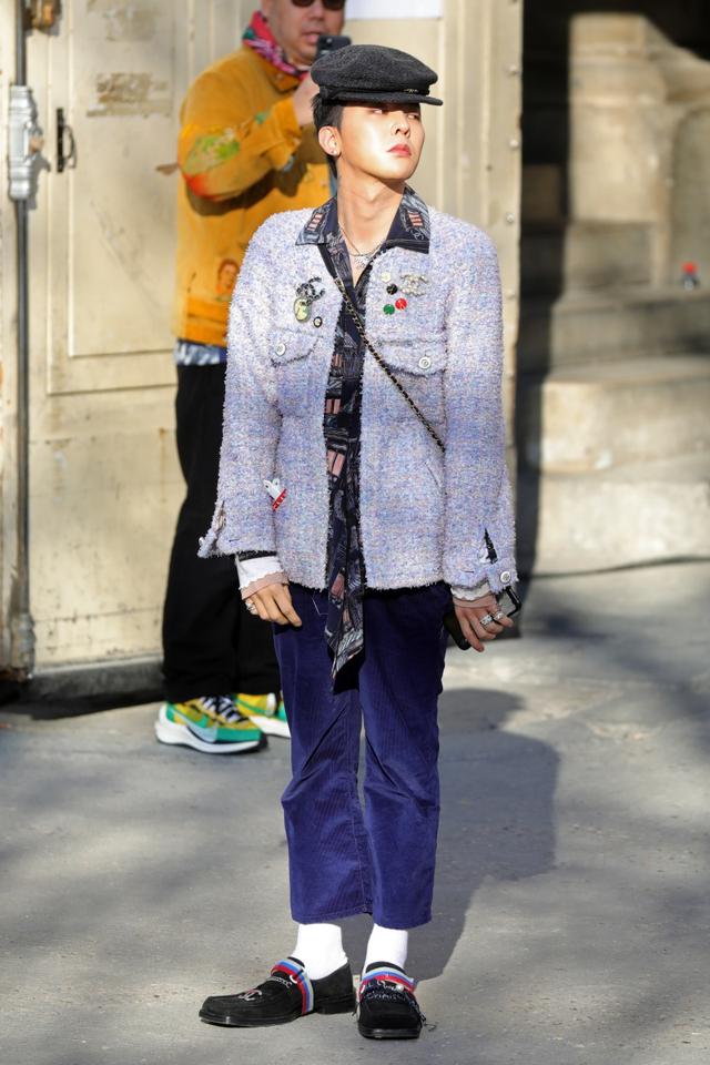 权志龙退伍后首次看秀,造型十分时尚酷帅,但依旧保持军人本色