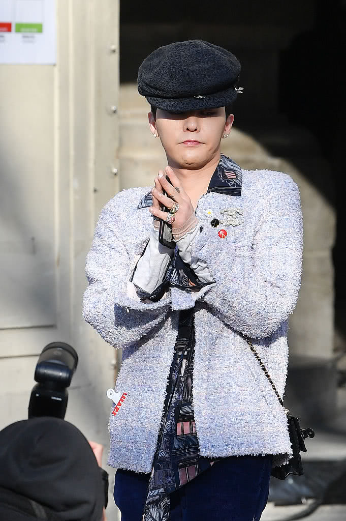 酷炫权志龙观秀造型帅气有范与绯闻女友小松菜奈同场不同框