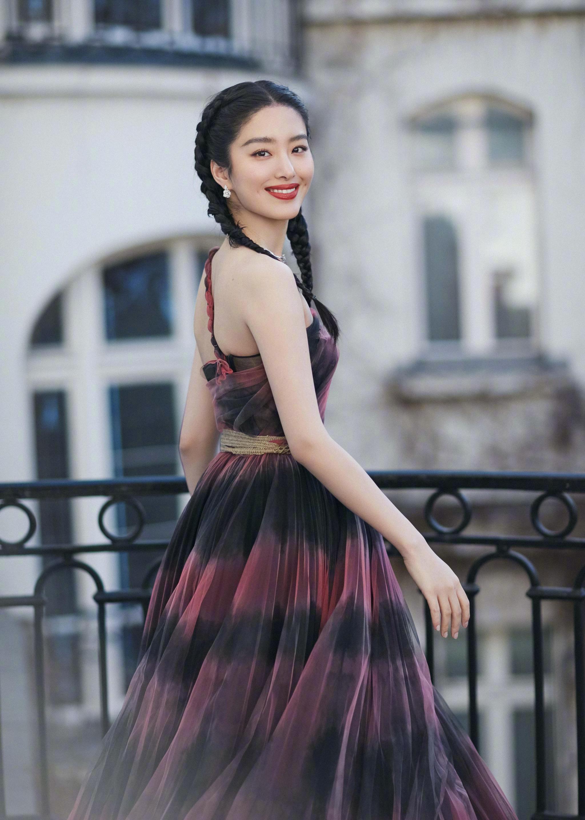 杨采钰巴黎头排观秀,斜肩空气纱裙配双麻花辫,清新脱俗曼妙优雅