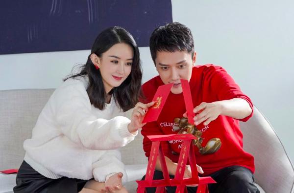 冯绍峰和老婆穿中式婚纱合影,赵丽颖一袭红旗袍双手轻放超优雅