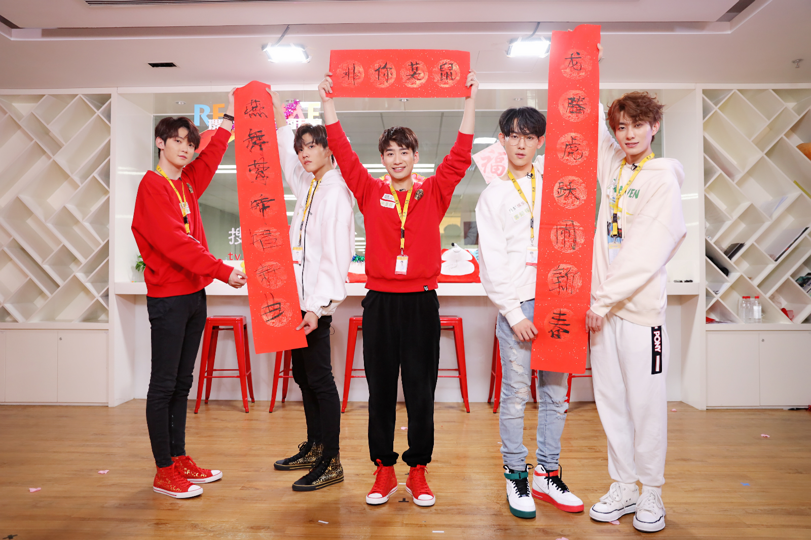 best展示春联best作为平均身高186的长腿男团,现场接受小编的量腿挑战