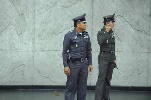 泰国警察以穿紧身制服表示"清廉"?戴粉红色臂章是"最重"惩罚