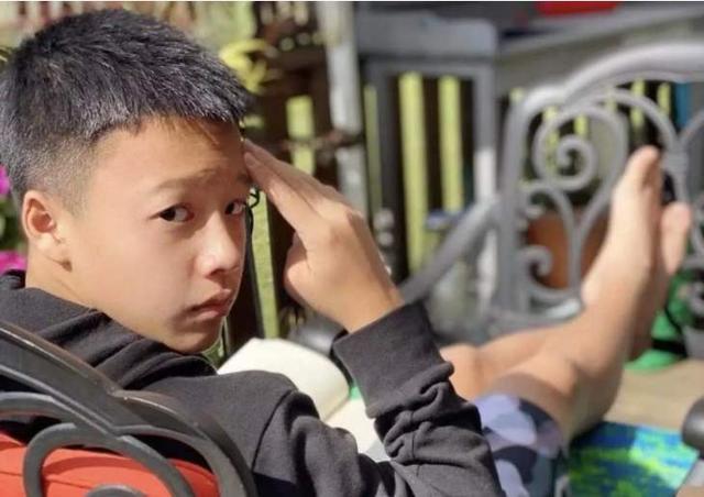 曾经是乐坛一线歌手,为儿子身体从北京搬到上海,如今48岁成那样