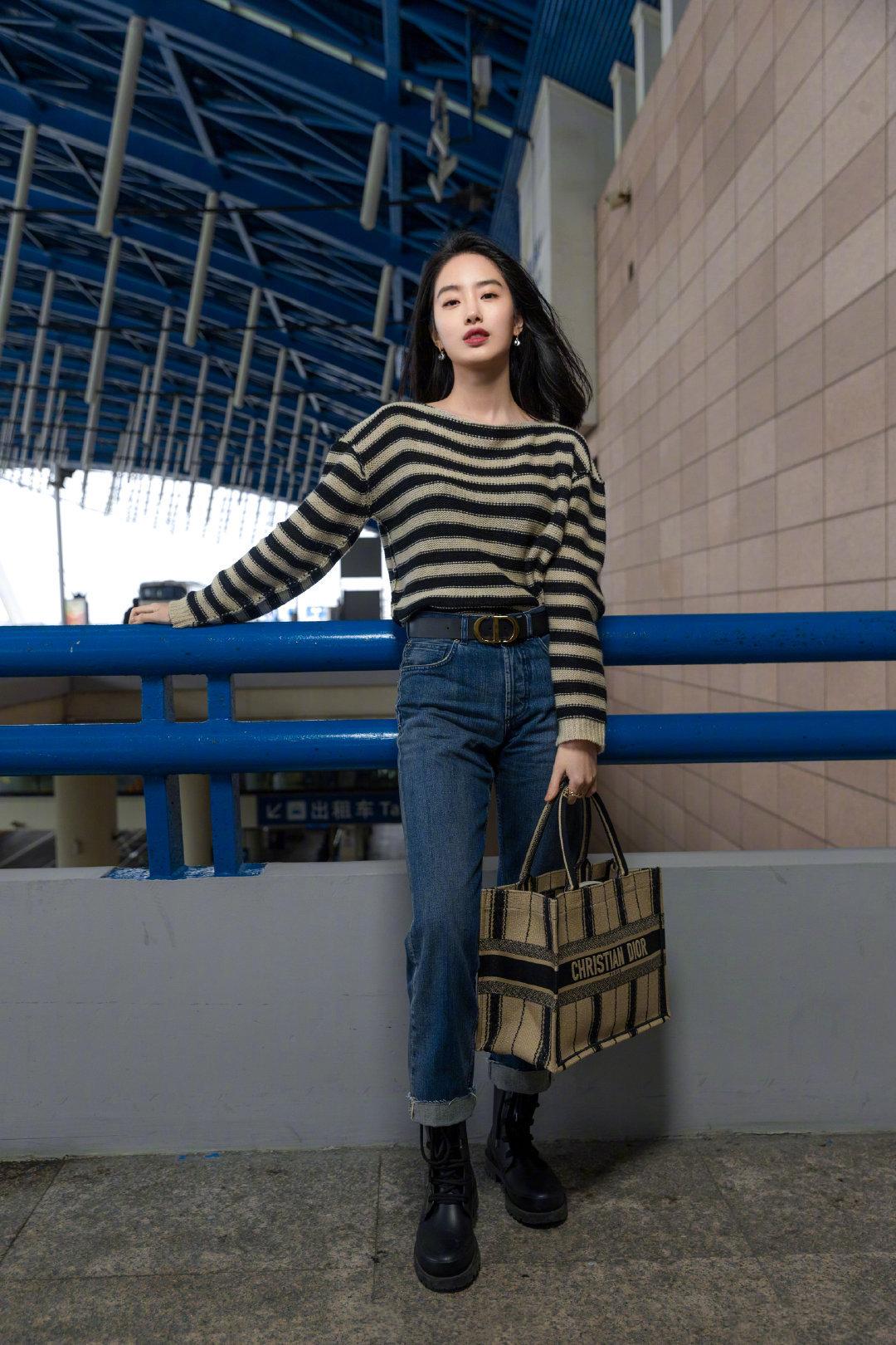 杨采钰巴黎头排观秀,斜肩空气纱裙配双麻花辫,清新脱俗曼妙优雅