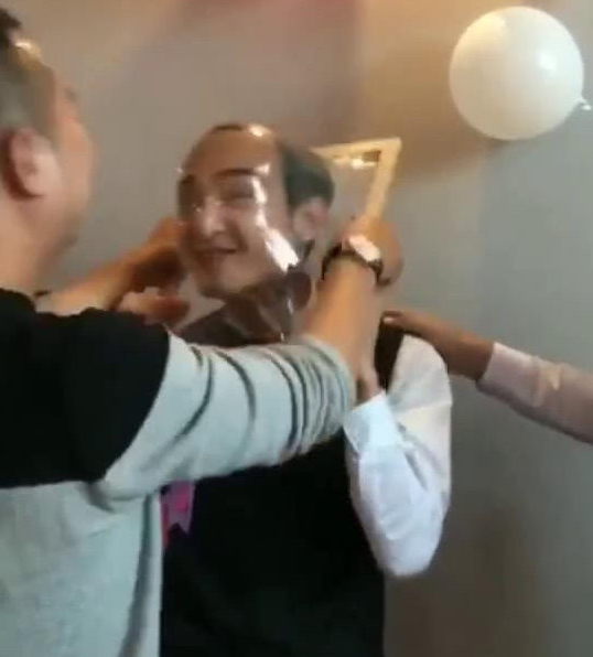 男子结婚玩脸破保鲜膜的游戏,充分证明,帅哥都靠发型撑住