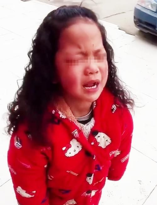 小女孩被妈妈带去烫发看到发型后崩溃大哭