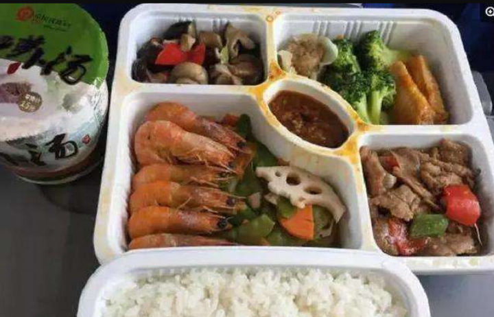 “天价”盒饭,高铁65元盒饭和迪士尼85元盒饭,差别也太大了|迪士尼|盒饭|高铁_新浪新闻