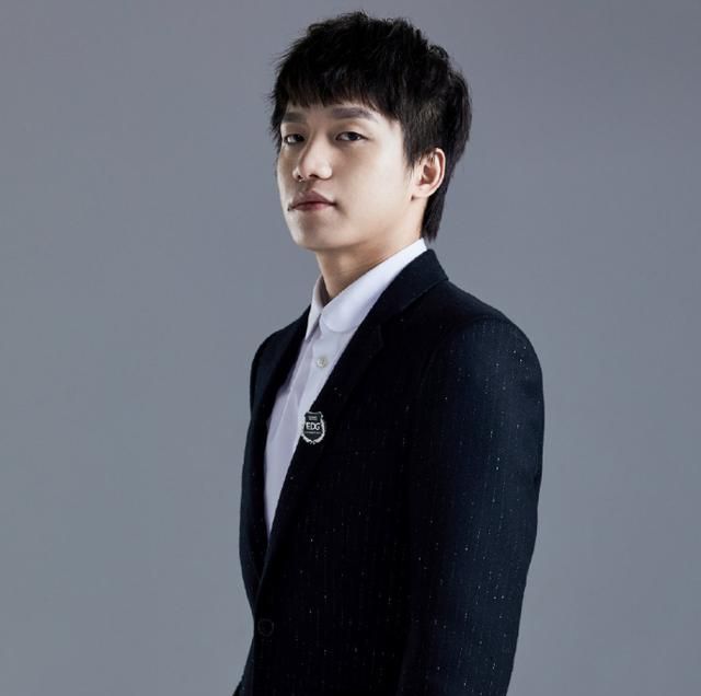 小花生不当人了发视频鞭尸厂长网友明凯看到就脱下西装了