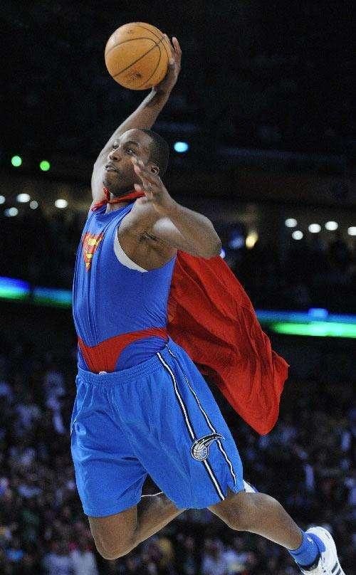 新老超人齐聚扣篮大赛霍华德穿特殊战袍