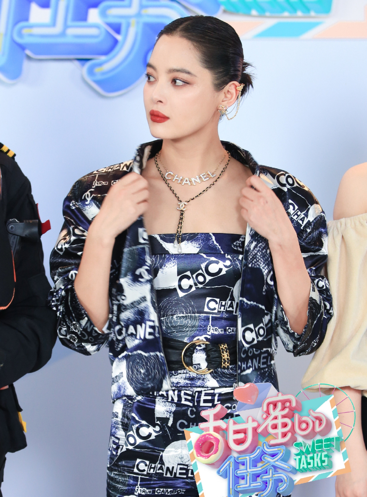 撩起刘海的辛芷蕾太美了!红唇美甲气场全开,单只耳环帅过彭于晏