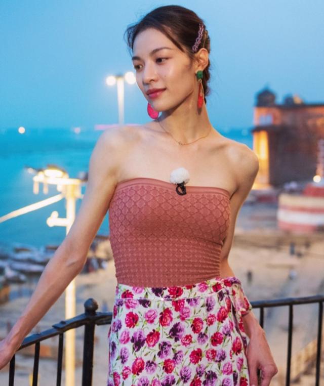 钟楚曦不愧为新红毯女王拎异形包艳压全场范爷都自叹不如