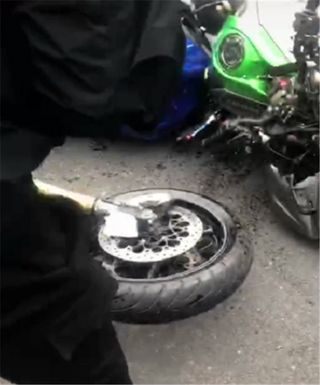 另一台摩托车相撞,结果导致"大蟒蛇"外观的车头直接受损,跟"断头"似的