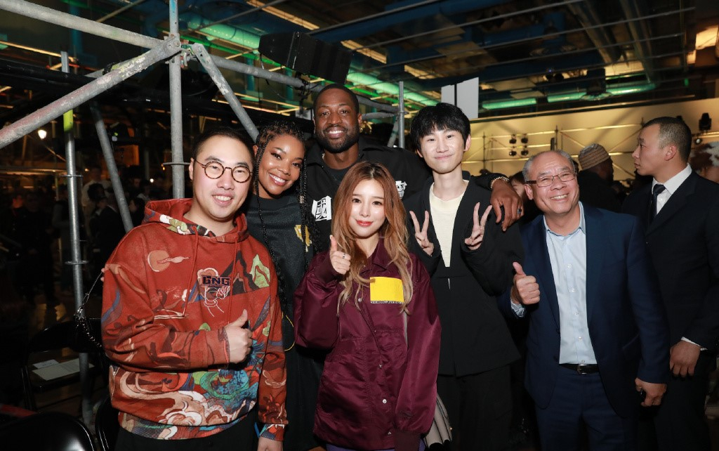 doinb夫妇一起与韦德,李宁合影 糖小幽的老公有这么高吗?