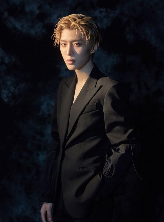 经纪人分享一组丞丞金色湿发大片 性感黑色西装内搭半裸皮肩带