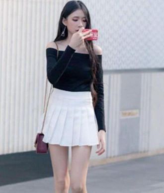 芳菲妩媚的美女,一件黑色一字肩配白色短裙,时尚女神风采