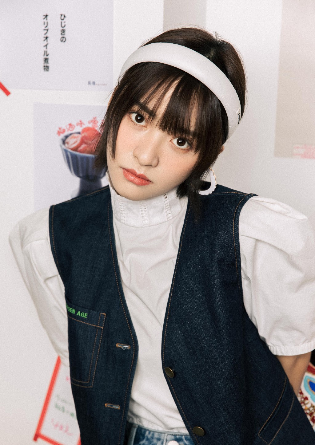 沈月换个风格真美,穿短袖马甲配牛仔裤,戴白色发箍复古范十足