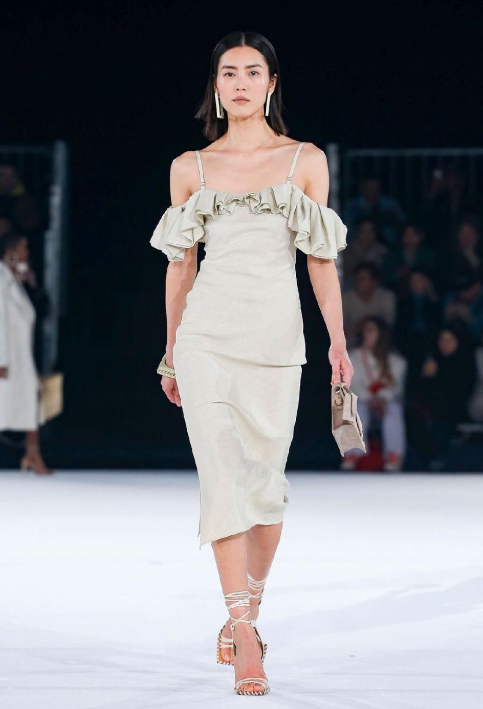 刘雯重返时装周,又飒又美气场全开,肩颈线忒惹眼美上热搜