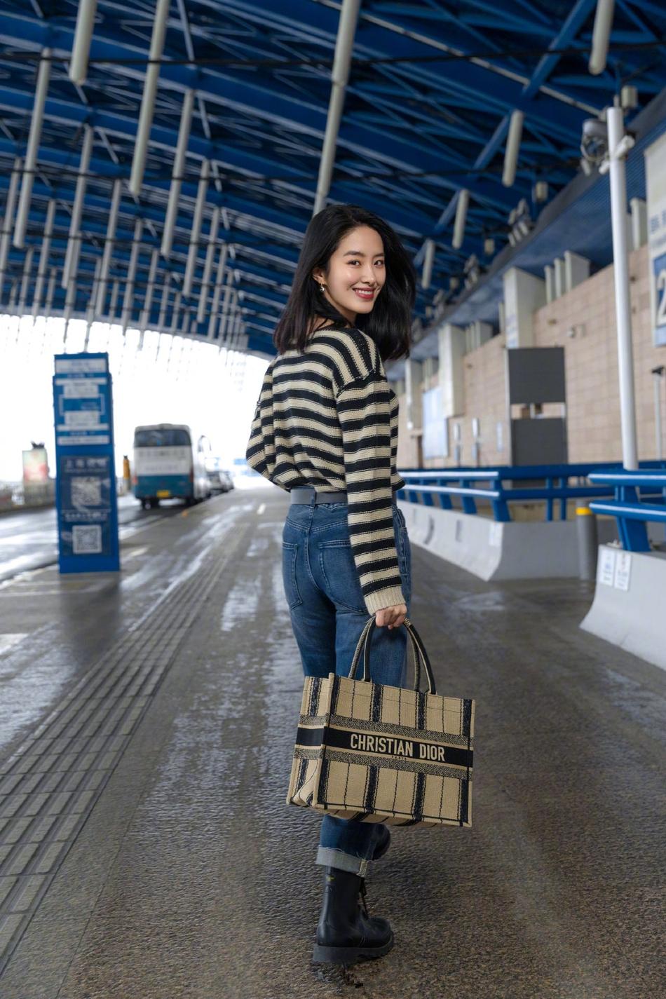 杨采钰巴黎头排观秀,斜肩空气纱裙配双麻花辫,清新脱俗曼妙优雅