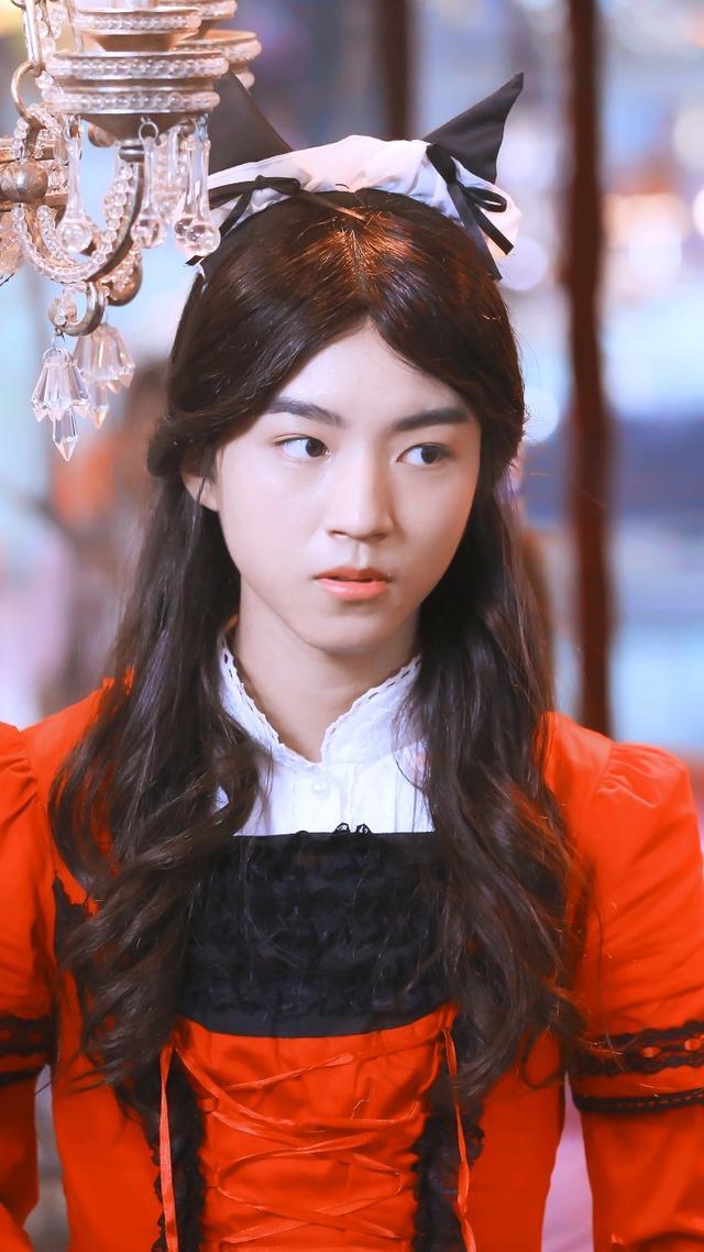 明星男扮女装瞬间,易烊千玺比女生更美?小猪女装搞笑又辣眼睛