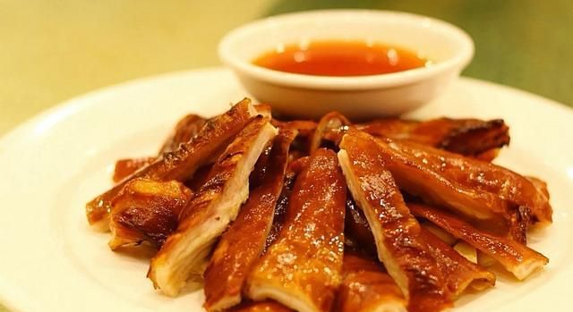 惠福西路这家二十年老牌街坊餐厅,吃到了广州最正点的炸大肠