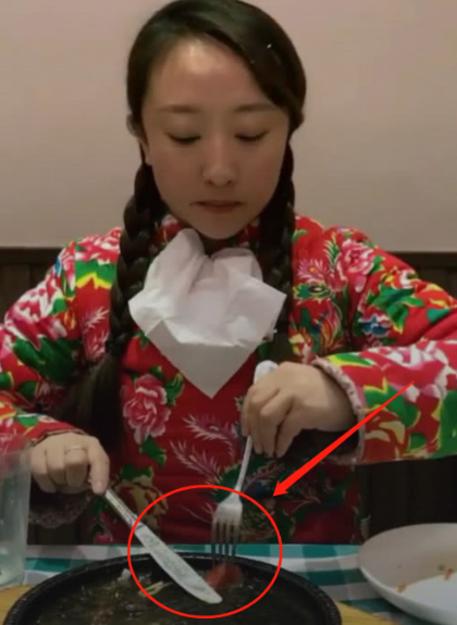 小姐姐穿花袄吃西餐,看到过程网友:在一瞬间,有一万个可能|小姐姐