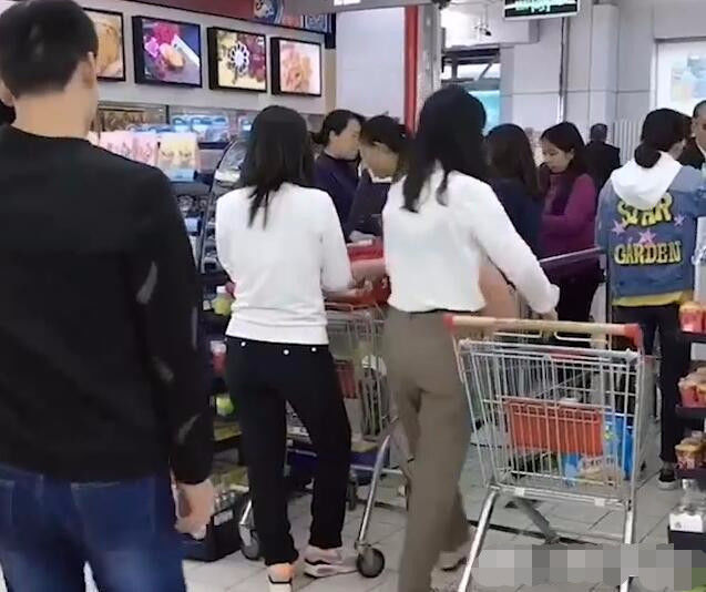 美女逛超市时,陌生男子丢个东西在她购物车,旁边大妈脸红不已