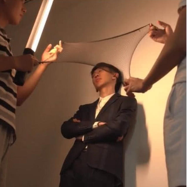 新人拍婚纱照拿丝袜当道具,成片很尴尬,新郎:便宜没好货