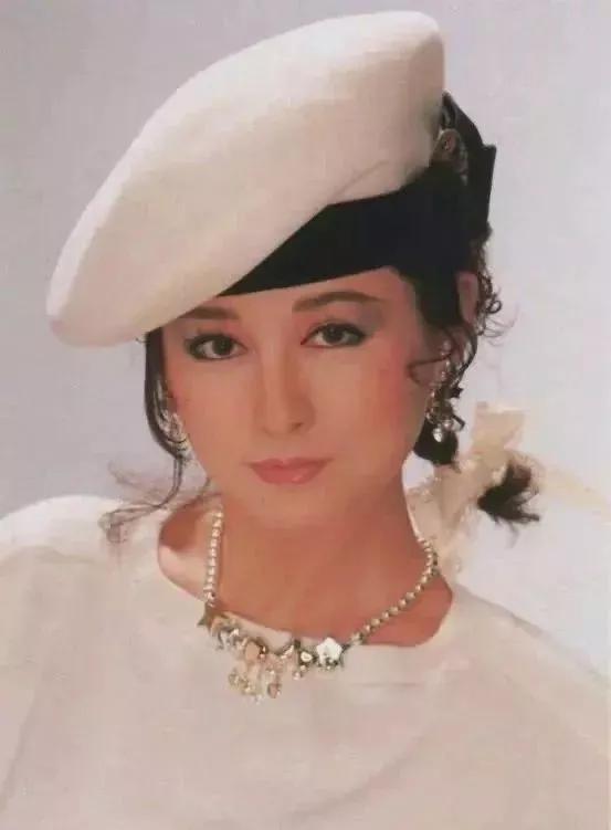 为爱隐退却被丈夫背叛,婚后单身40年|陈鸿烈|潘迎紫|小龙女_新浪新闻