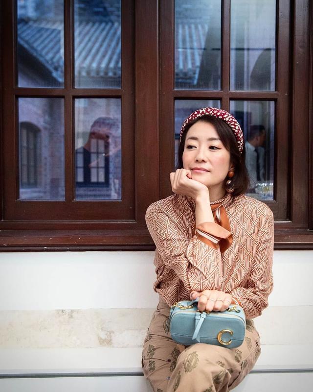 曝光的近照中,今年已经43岁的张燊悦保养得十分好,皮肤细腻光滑,几乎