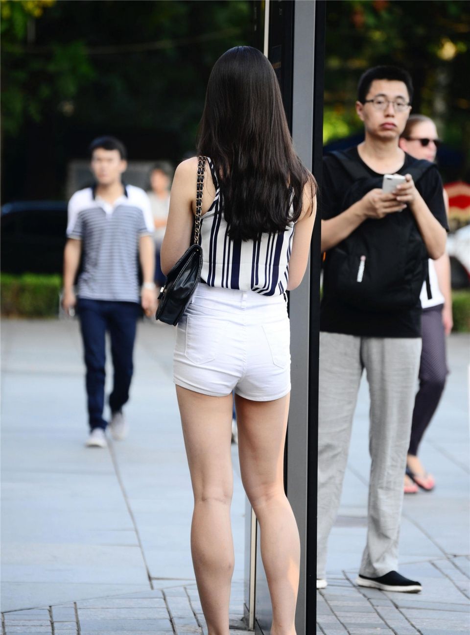 微胖身材的姑娘穿着白色紧身牛仔短裤搭配坡跟鞋